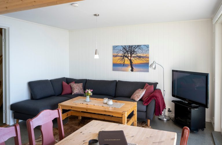 Die Wohnzimmerecke in einem der Ferienhäuser auf Drivhussletta, auf Hjellup Fjordbo.