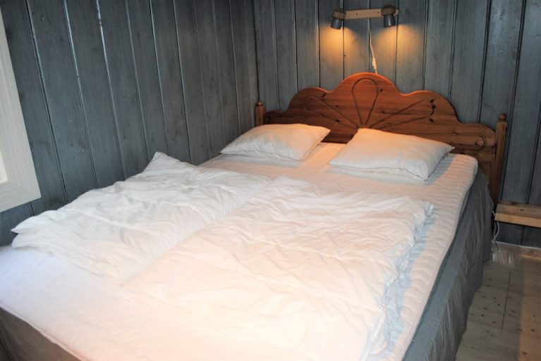 The master bedroom at Grindaplassen, at Hjellup Fjordbo in Leksvik.
