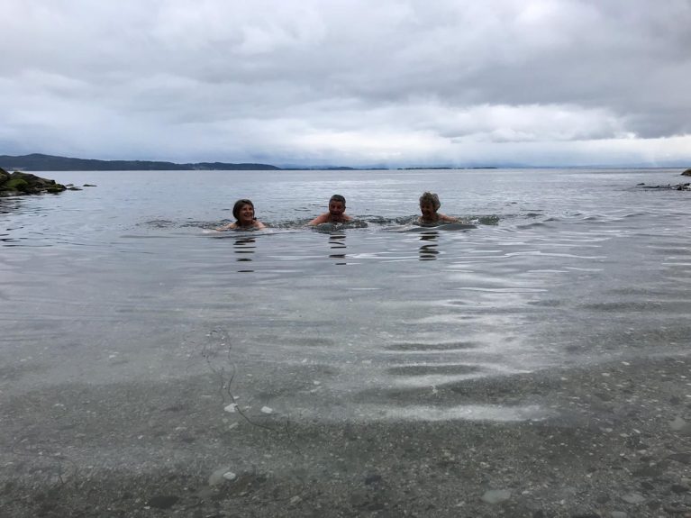 Drei Personen beim Baden im Trondheimsfjord - nur wenige Meter unterhalb der Ferienhäuser auf Drivhussletta.