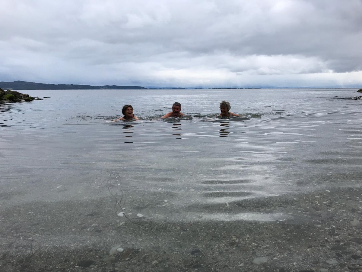 Tre personer bader, som illustrasjon til artikkel om sommer på Hjellup Fjordbo.