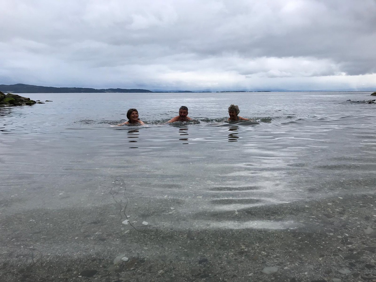 Drei Personen beim Baden, als Illustration für einen Artikel über den Sommer auf Hjellup Fjordbo.