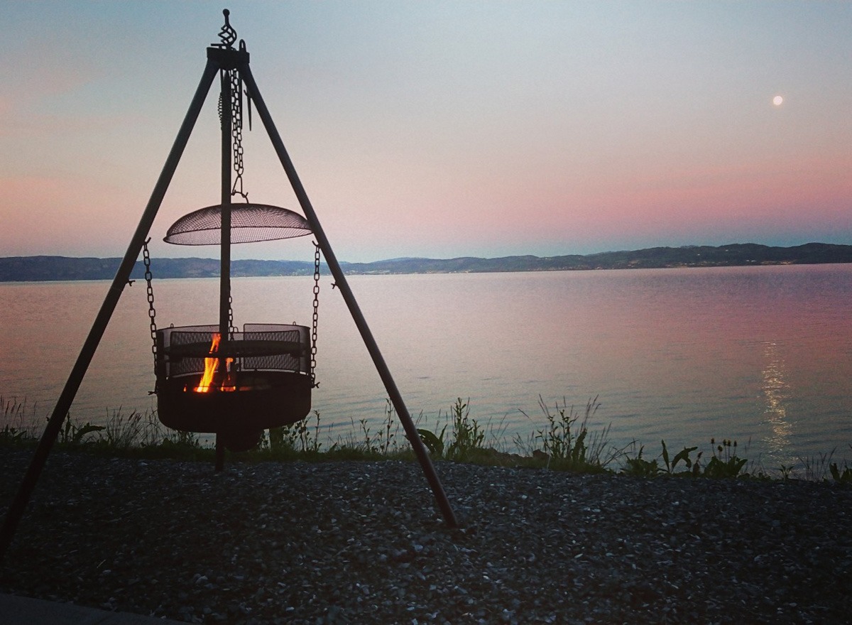 Die Aussicht mit einem Feuer im Kamin zu genießen, während der Tag in den Abend übergeht, schafft Erinnerungen, die ein Leben lang halten.