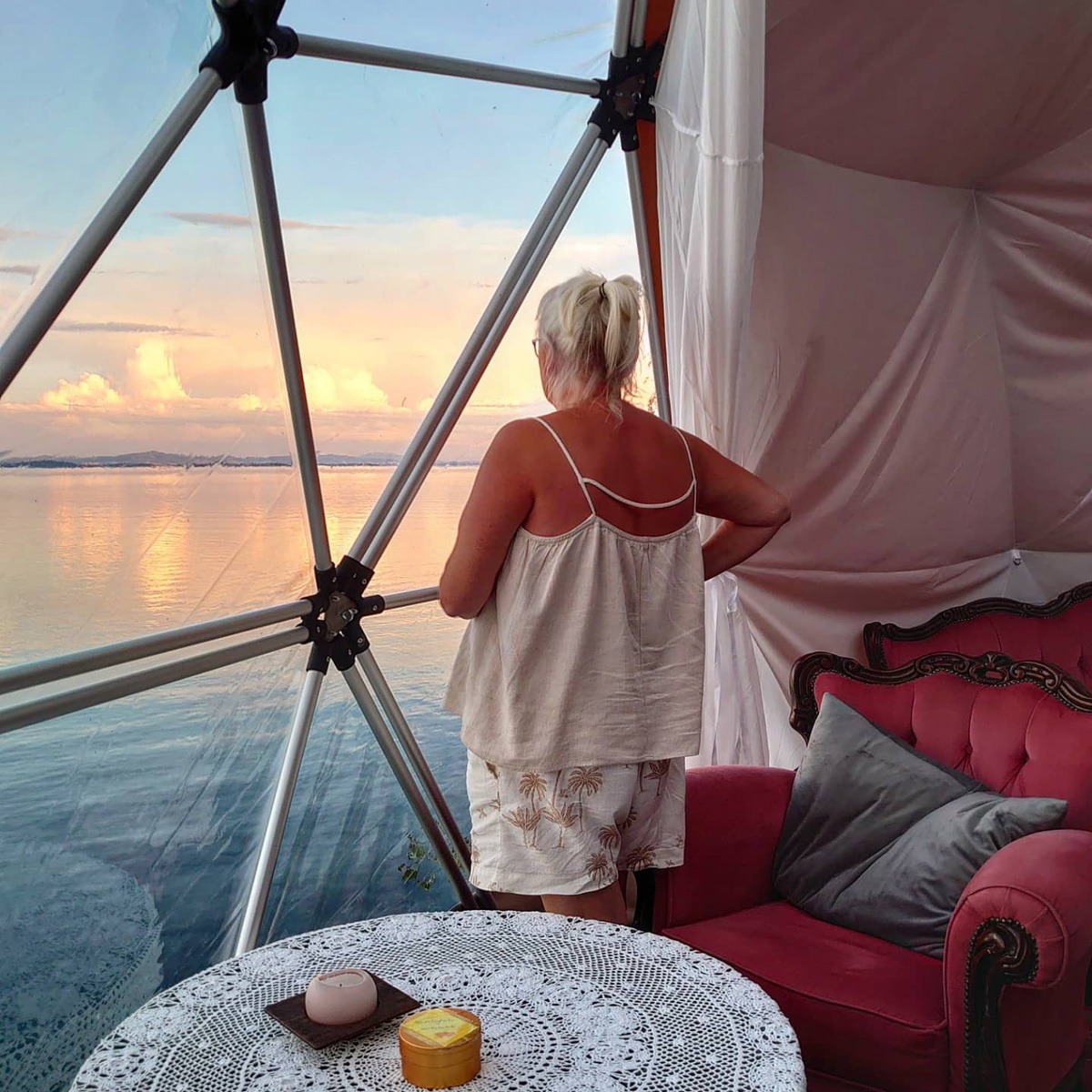 Kvinne nyter utsikten fra Dome Smiberget ved Hjellup Fjordbo i Leksvik.