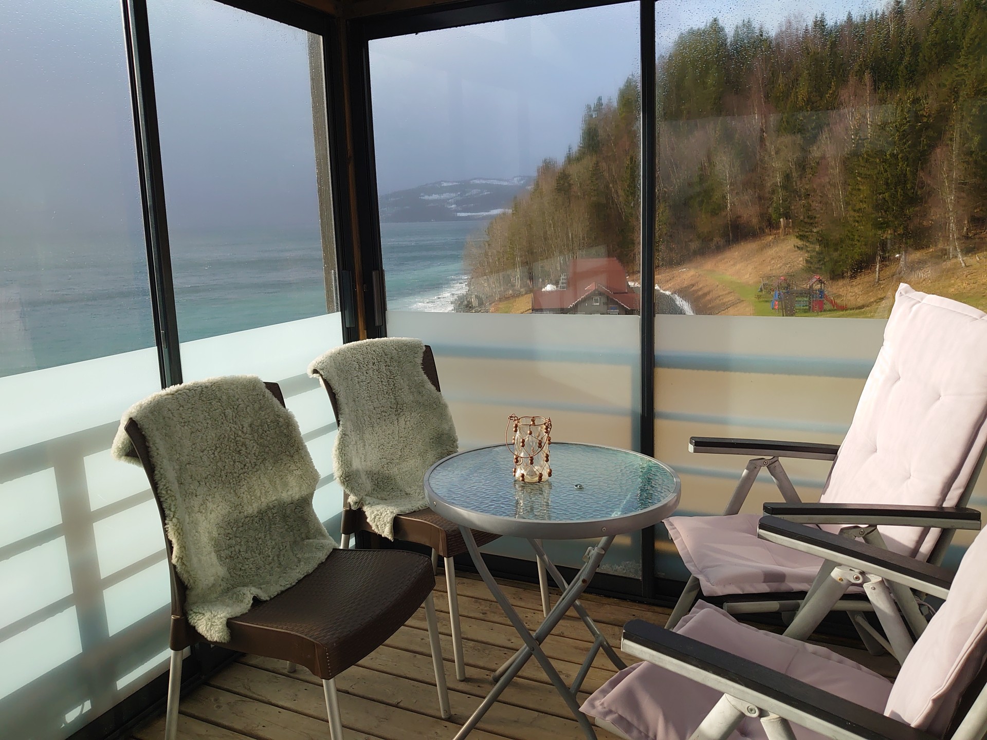 The glazed veranda in Litj-stua at Hjellup Fjordbo in Leksvik.