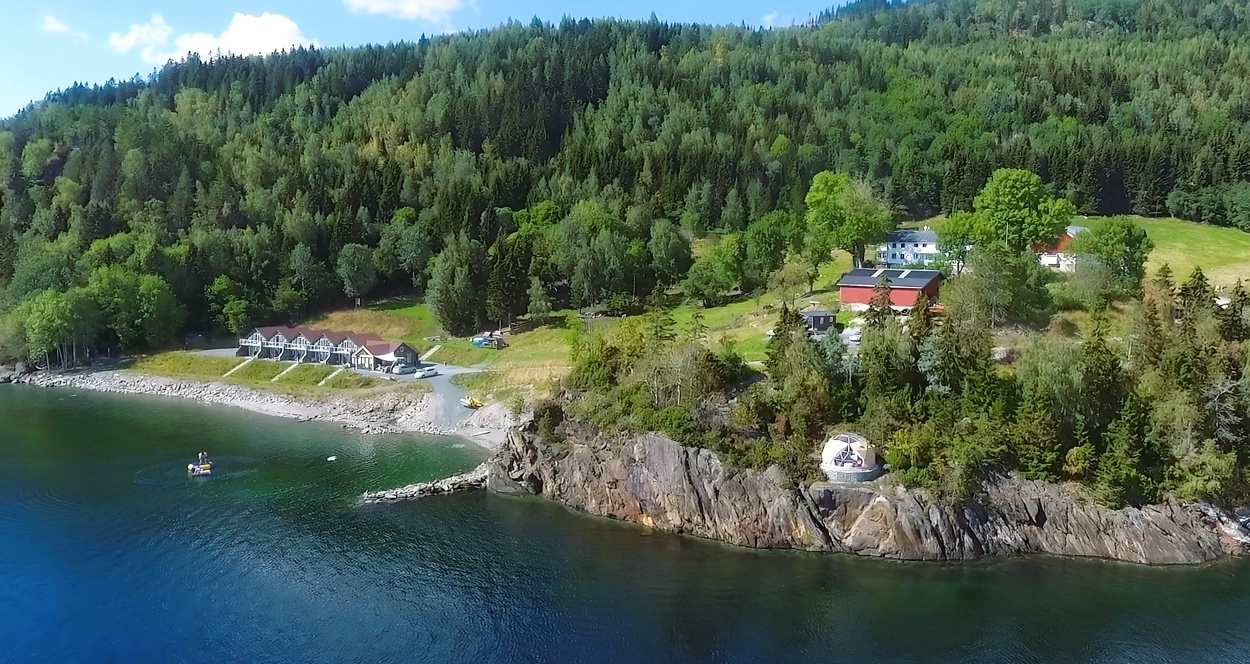 Hjellup Fjordbo mit seinen Ferienhäusern.