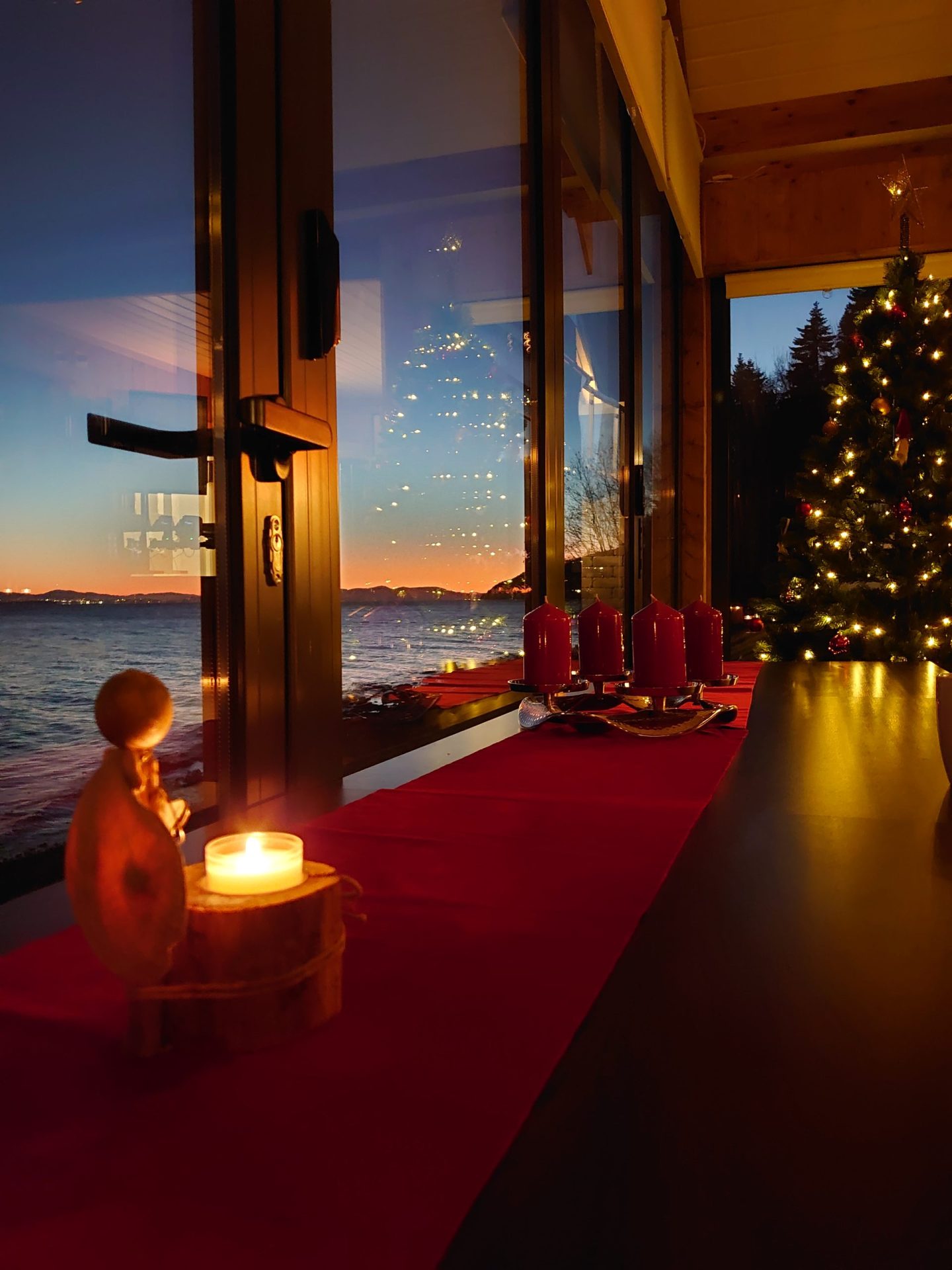 Ein Weihnachtstisch auf Hjellup Fjordbo schafft eine festliche Atmosphäre.